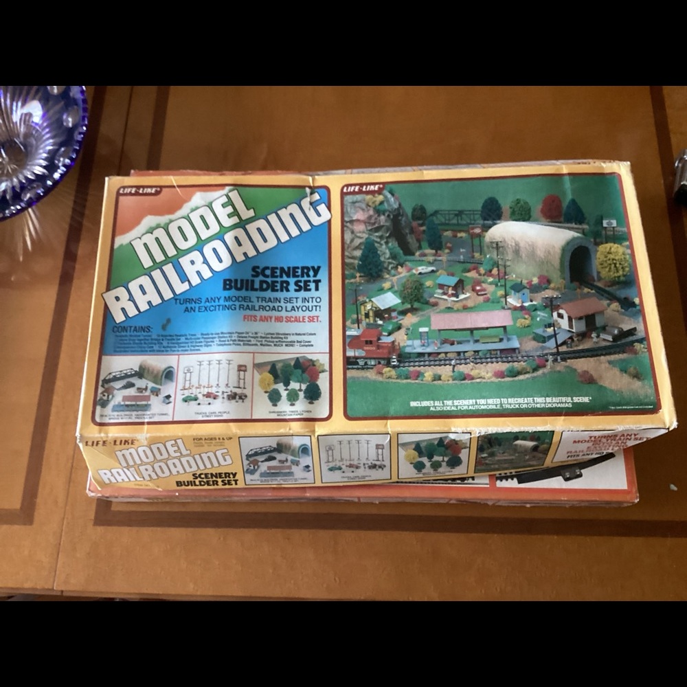 Life-like model railroad vintage scenery - Picture 1 of 3